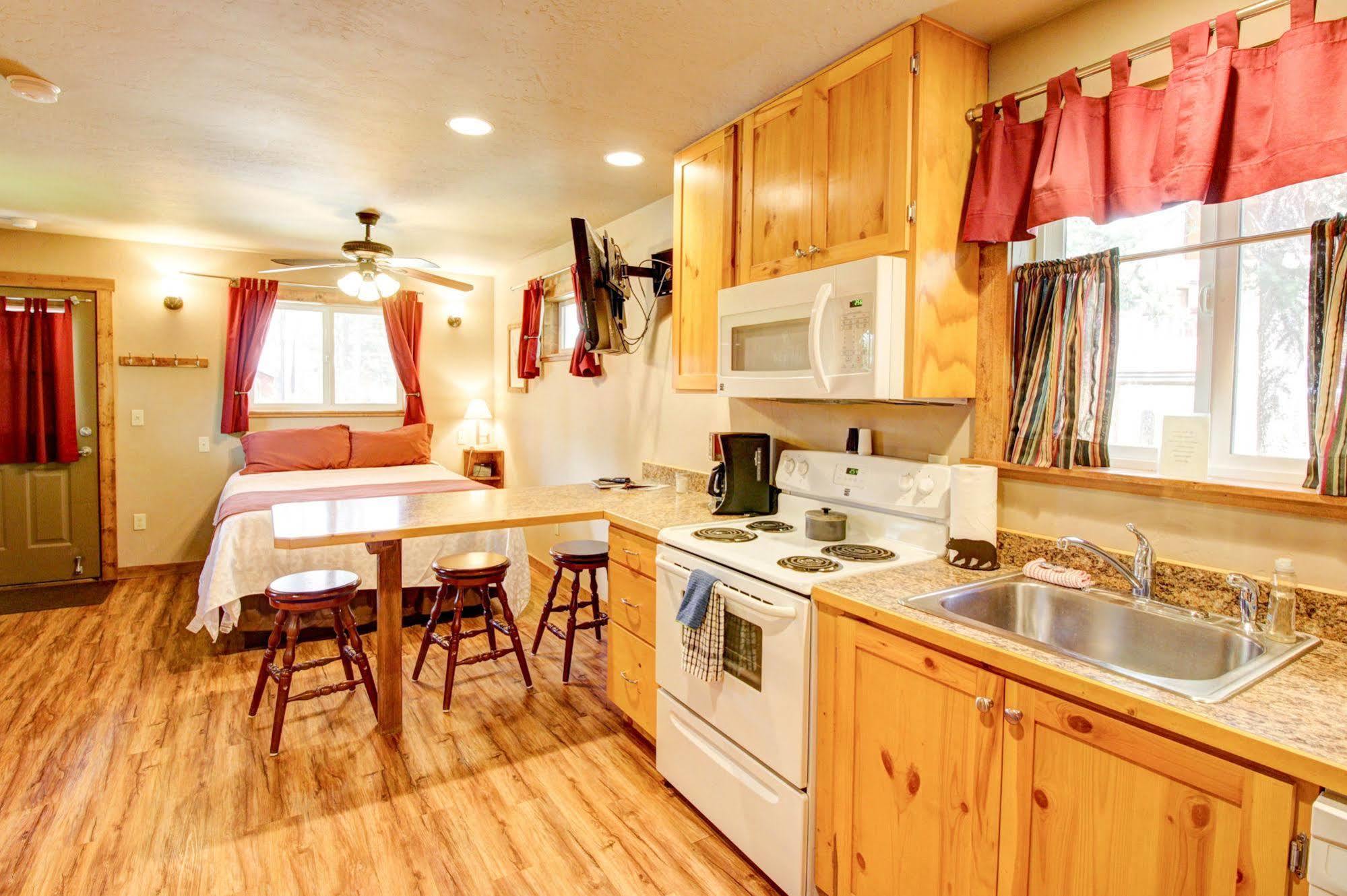 Historic Tamarack Lodge Hungry Horse Extérieur photo